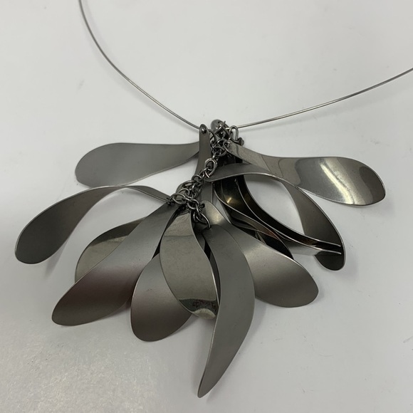 Silver necklace with matte finishes and polished finishes in its design - Picture 2 of 6
